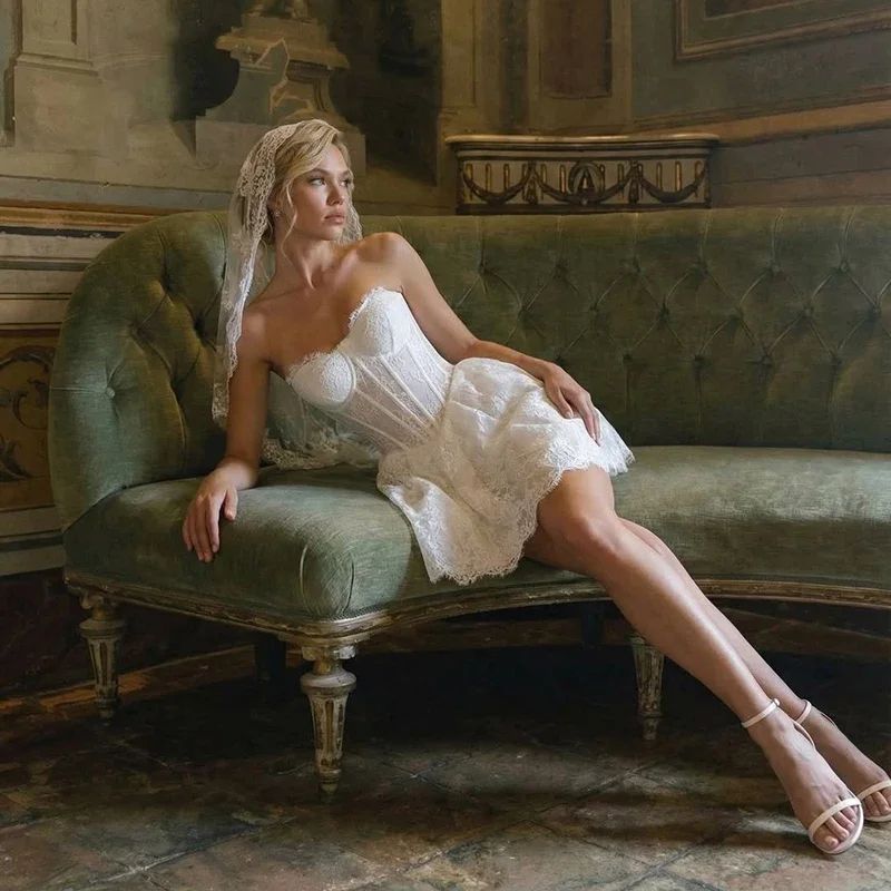 

Simple Sleeveless Short Lace Appliques Wedding Dresses Simple Above Knee Strapless Pleat Sexy Backless Bridal Gown Customized