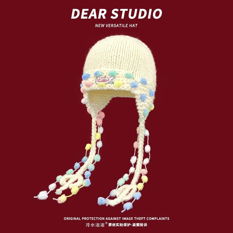 

Новые персонализированные красочные пушистые шарики с кисточками и косой для защиты ушей, женские шапки, зимние теплые универсальные вязаные шапочки для путешествий Y2K