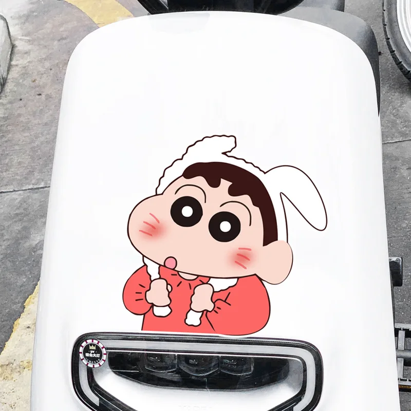 Crayon Shin-chan Cartoon Adesivi per auto Anime Finestra per auto Paraurti Serbatoio carburante Adesivi decorativi per moto Decalcomania in vinile impermeabile