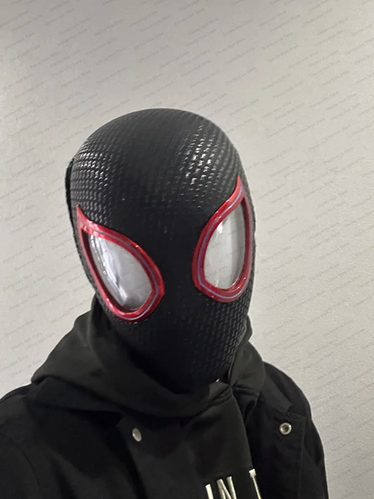 Direct leverbaar: 1:1 schaal Miles Morales Spider-Man elektronisch masker met bewegende, oplichtende ogen, ringbediening, cosplay speelgoed, cadeau voor jongens - afbeelding 2
