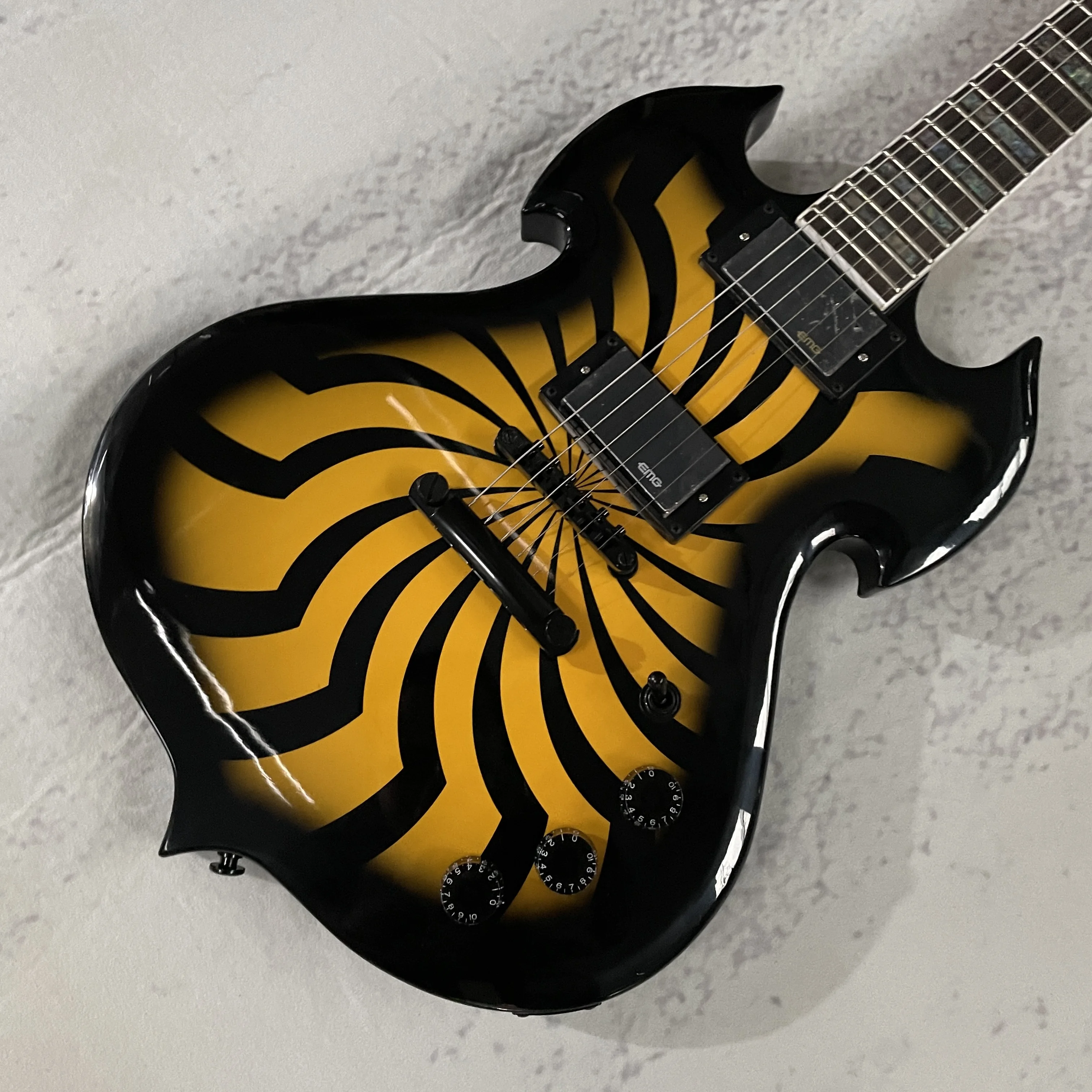 

6-струнная электрогитара, популярный звукосниматель-хамбакер в классическом стиле