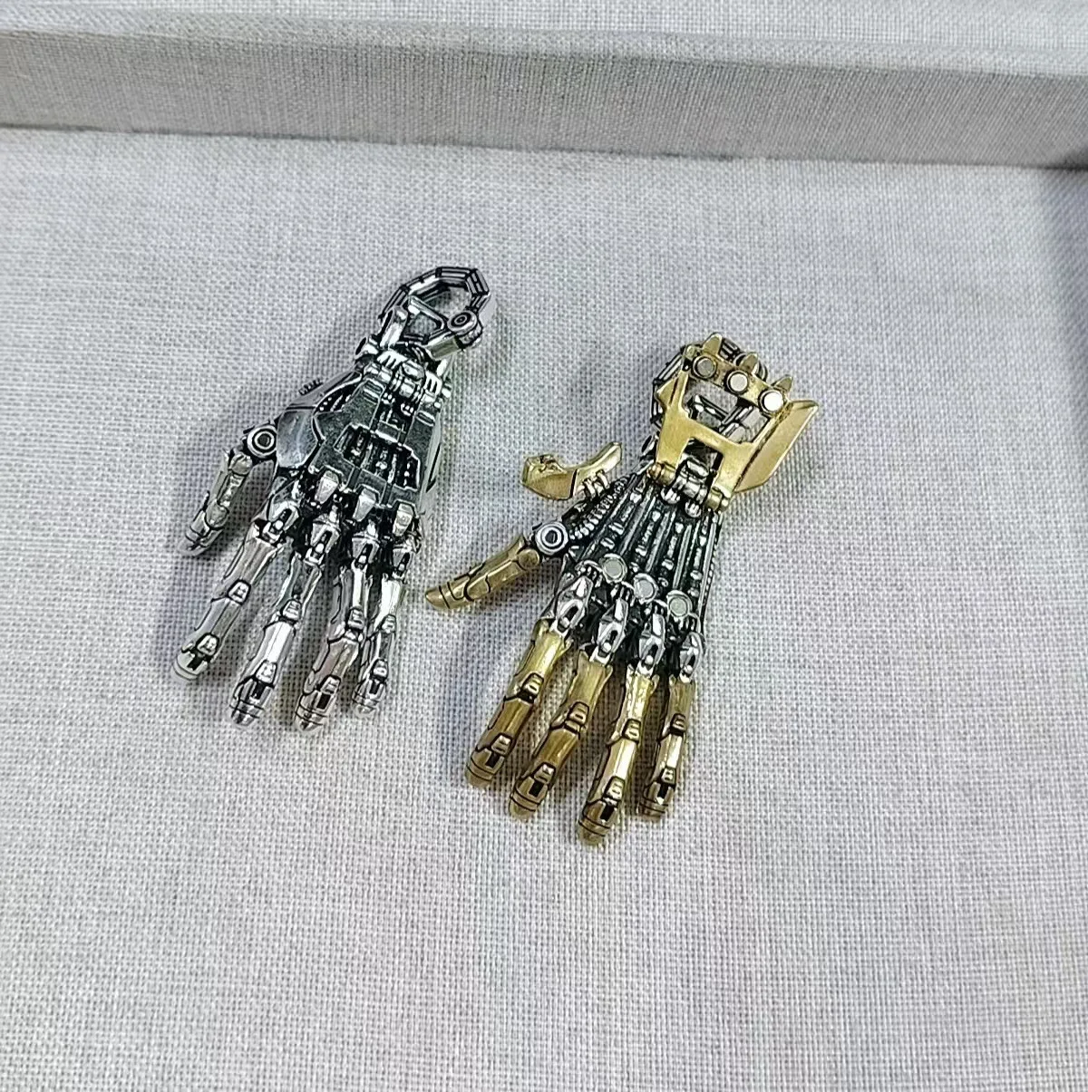 

Art Fusion Mechanical Hand Pendant Necklace - Men's Keychain Fidget Desktop Ornament Accessory