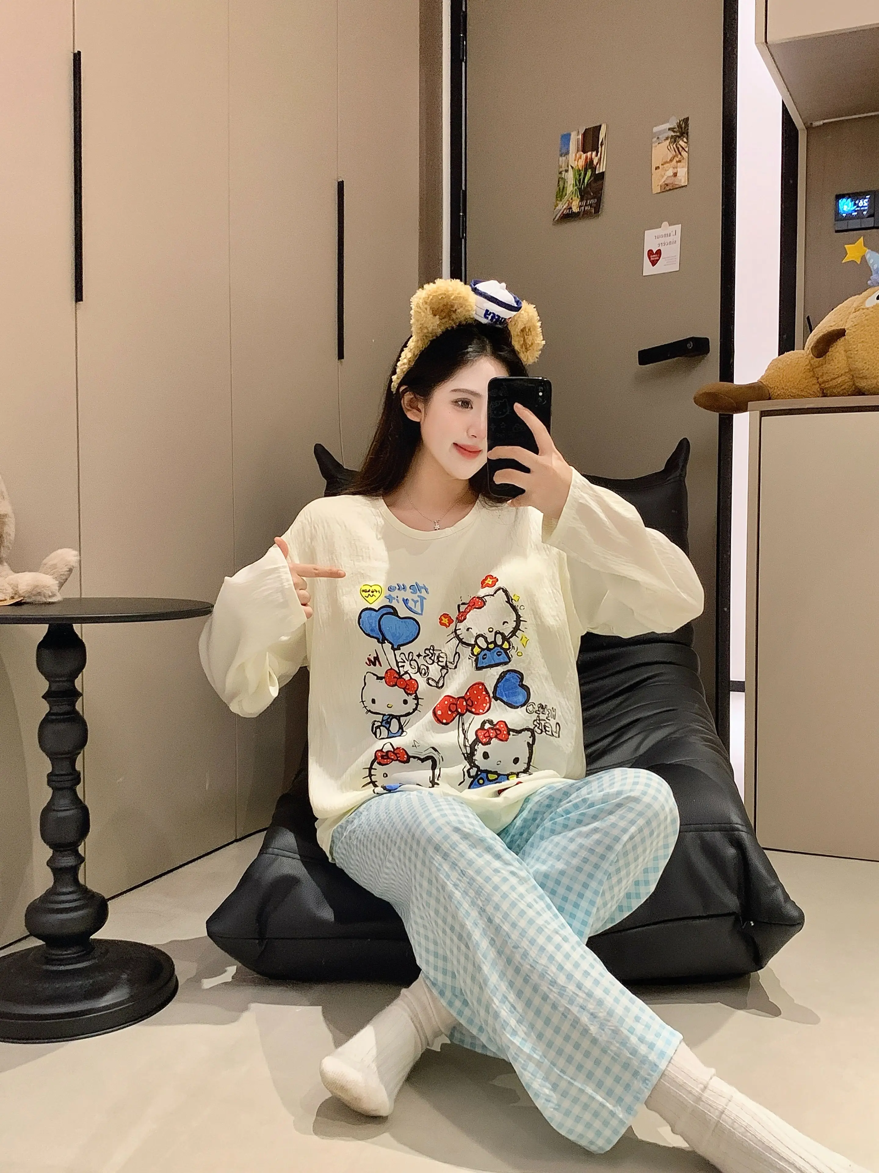 طقم بيجامة نسائي من Hello Kitty موديل 2025 مصنوع من القطن مع حمالة صدر مدمجة ودعم خريف وشتاء وسراويل طويلة الأكمام ملابس منزلية للاستلقاء