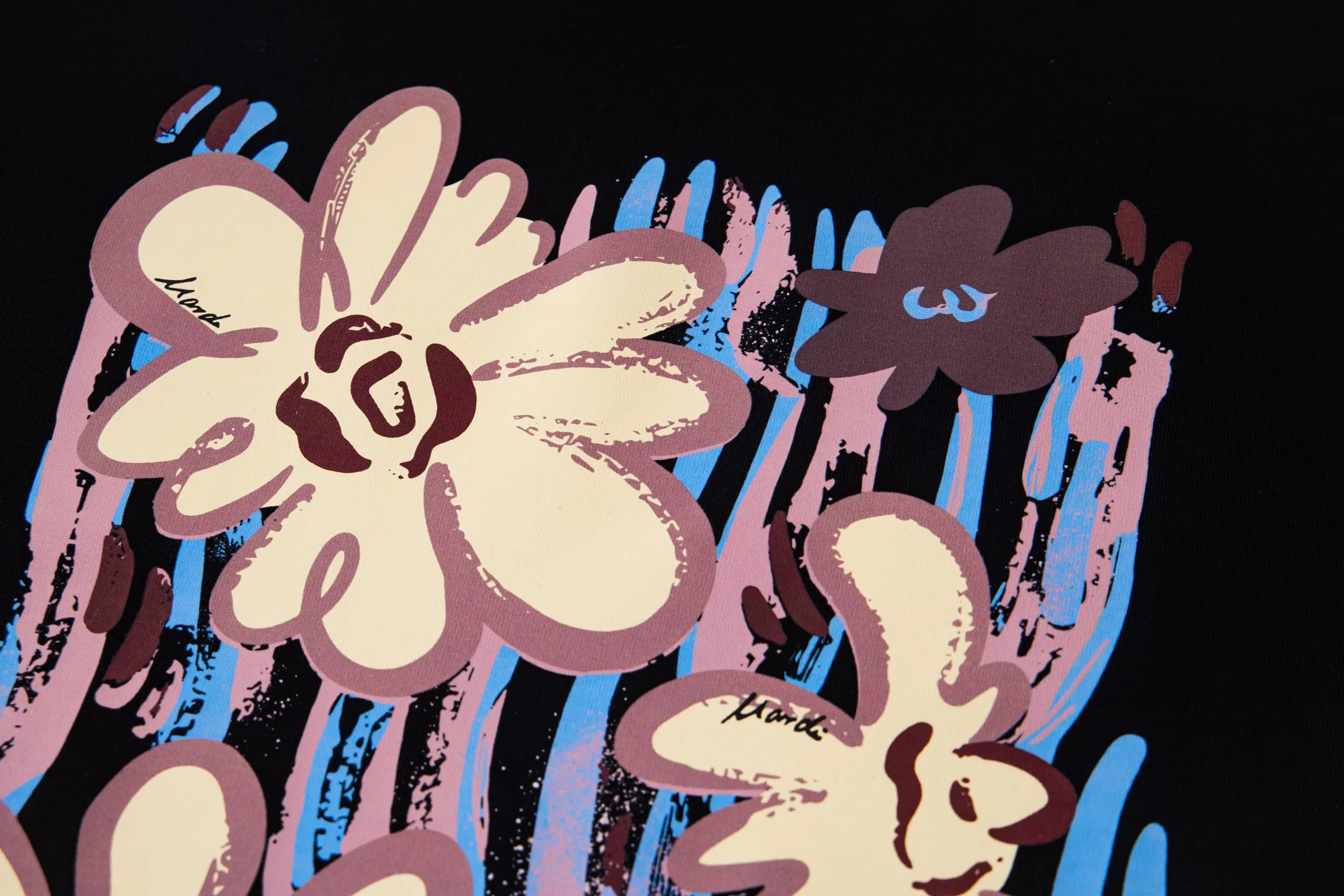 تي شيرت من القطن الخالص مع جرافيتي حلوة وطبعة زهور ورقبة دائرية وأكمام قصيرة بنفس النمط الذي يرتديه كيم جو-eun وYoon Seung-ah #5