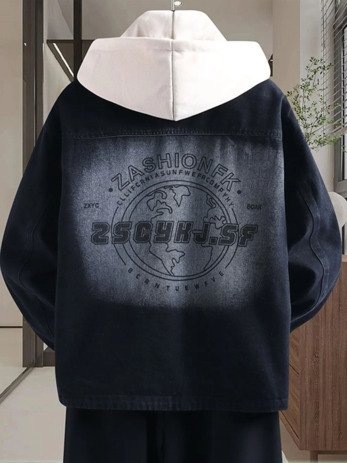 سترة جديدة لربيع وخريف 2025 للرجال باللونين الأزرق والأسود بأكمام طويلة من قماش الدنيم سترة فضفاضة غير رسمية مغسولة مع قبعة قابلة للفصل