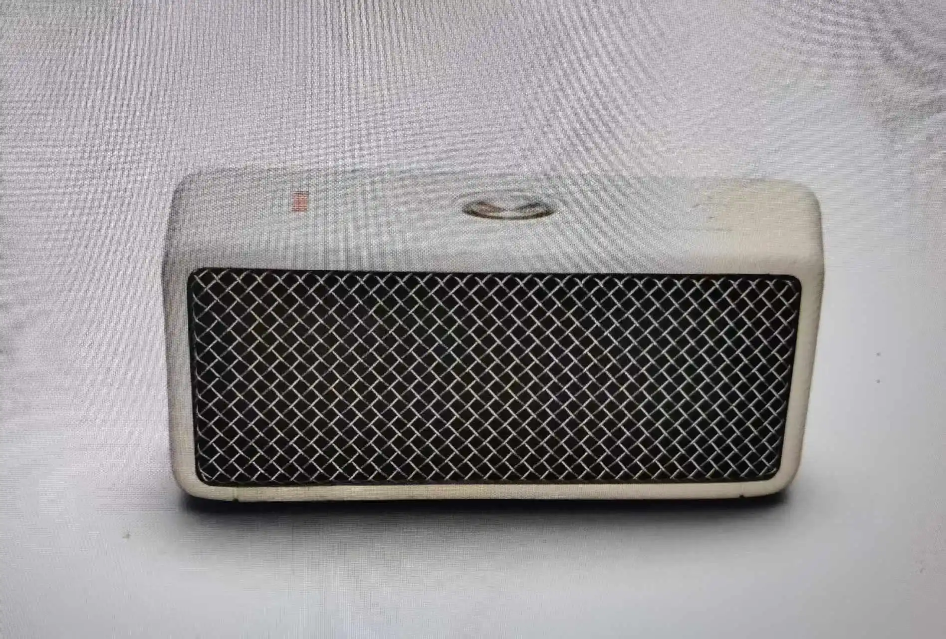 

The latest second-generation Bluetooth music player, black and white emberton