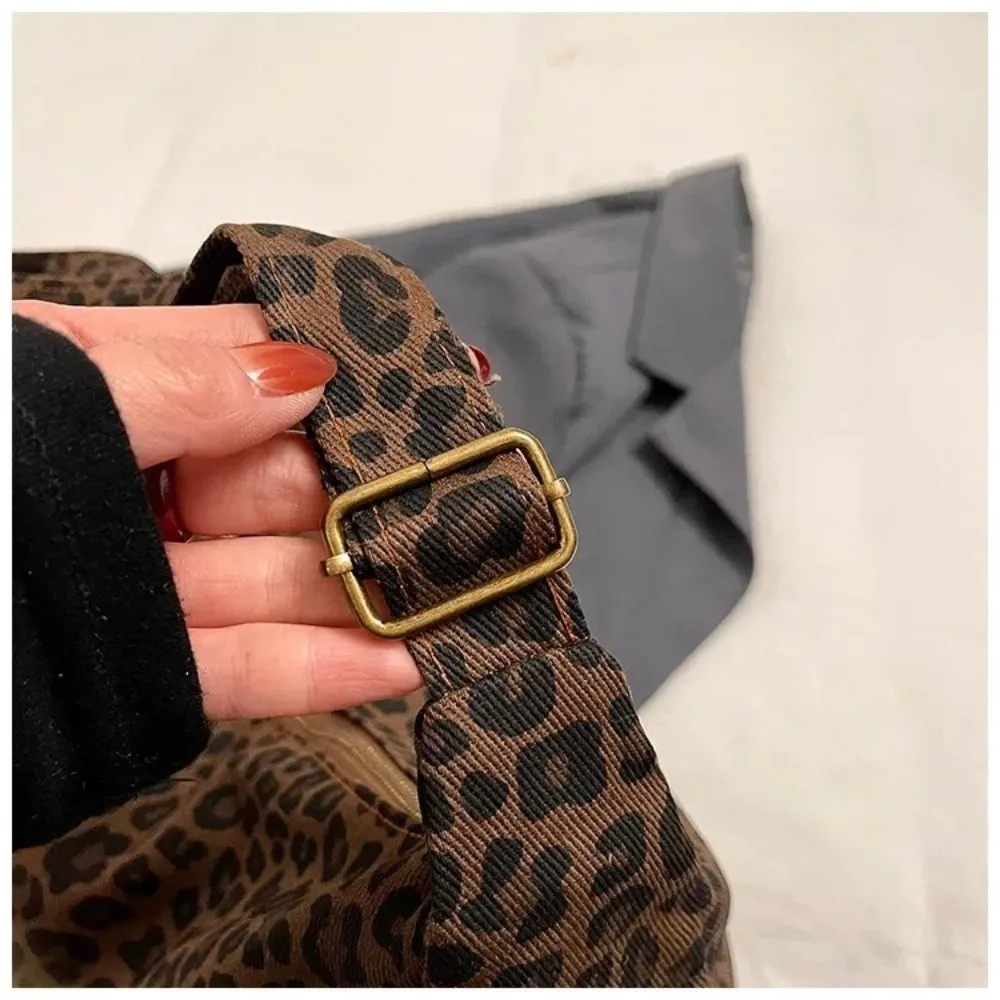 Vielseitige Damen-Umhängetasche aus weichem Textil mit großem Fassungsvermögen, verstellbarem Riemen und Leopardenmuster – Detail 9