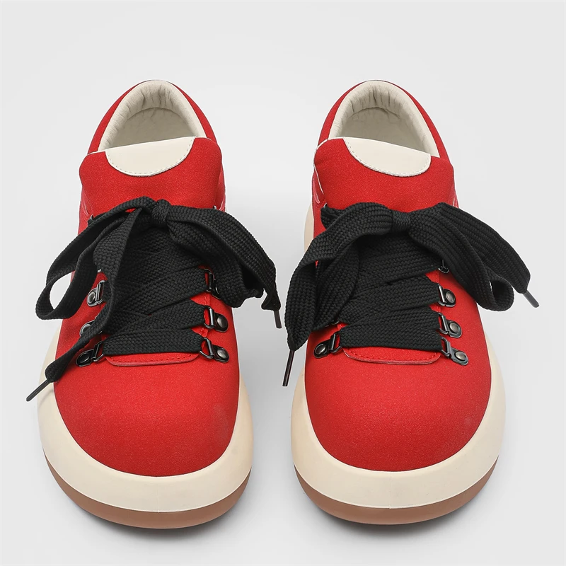 أحذية رياضية جديدة ذات رأس كبير وسطح جلدي مريح ومقاوم للاهتراء ومضاد للانزلاق ومبتكر ومتعدد الاستخدامات بلون سادة