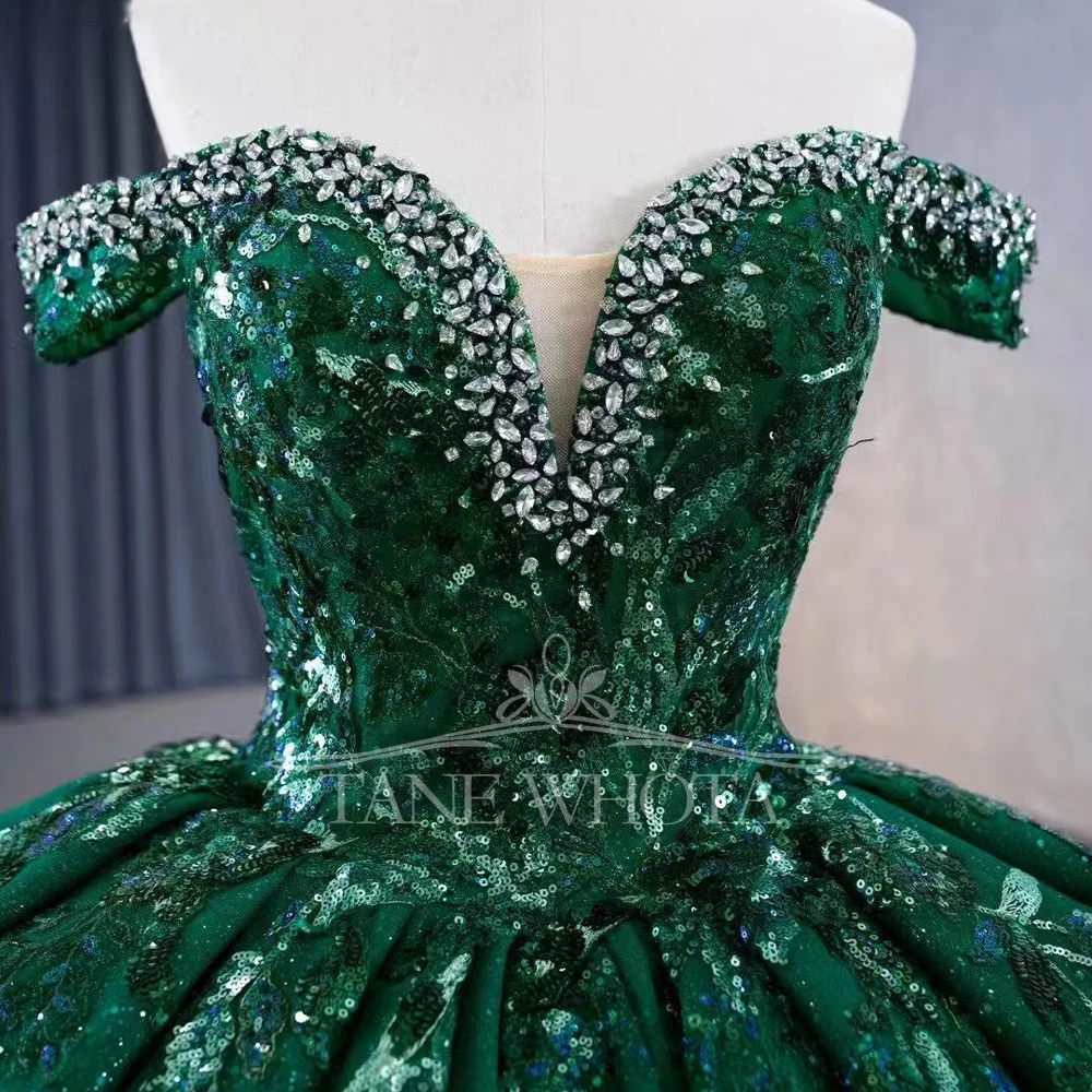 ชุดเดรสยาวสีเขียวสำหรับงาน Quinceañera แบบ Sweetheart ไหล่เฉียง ผูกเชือกด้านหลัง ทรงบอลกาวน์ ประดับด้วยลูกปัด คริสตัล และเลื่อม สามารถปรับแต่งได้