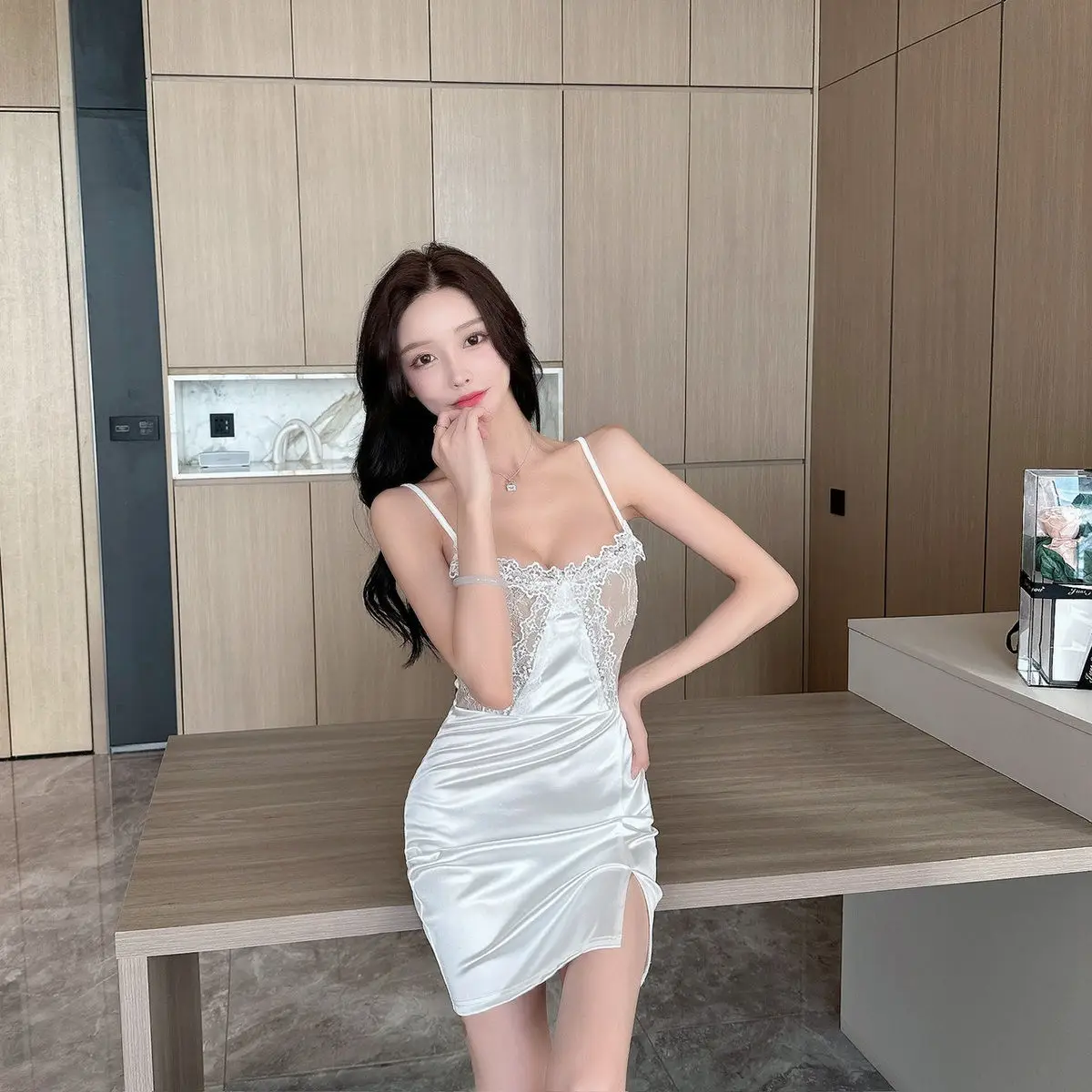 セクシーなサスペンダー サテン ドレスを着て、プリーツとスリットで体型を誇示するホットな女の子