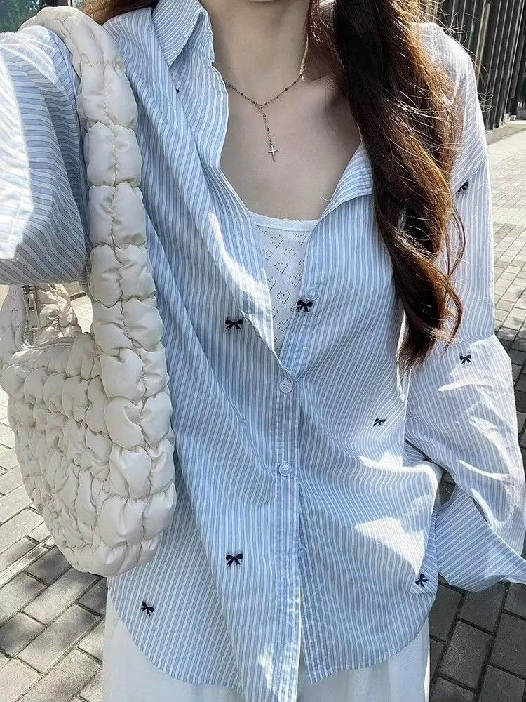 

Женская весенняя свободная длинная повседневная верхняя одежда в синюю полоску с вышитым узлом и узлом из полиэстера