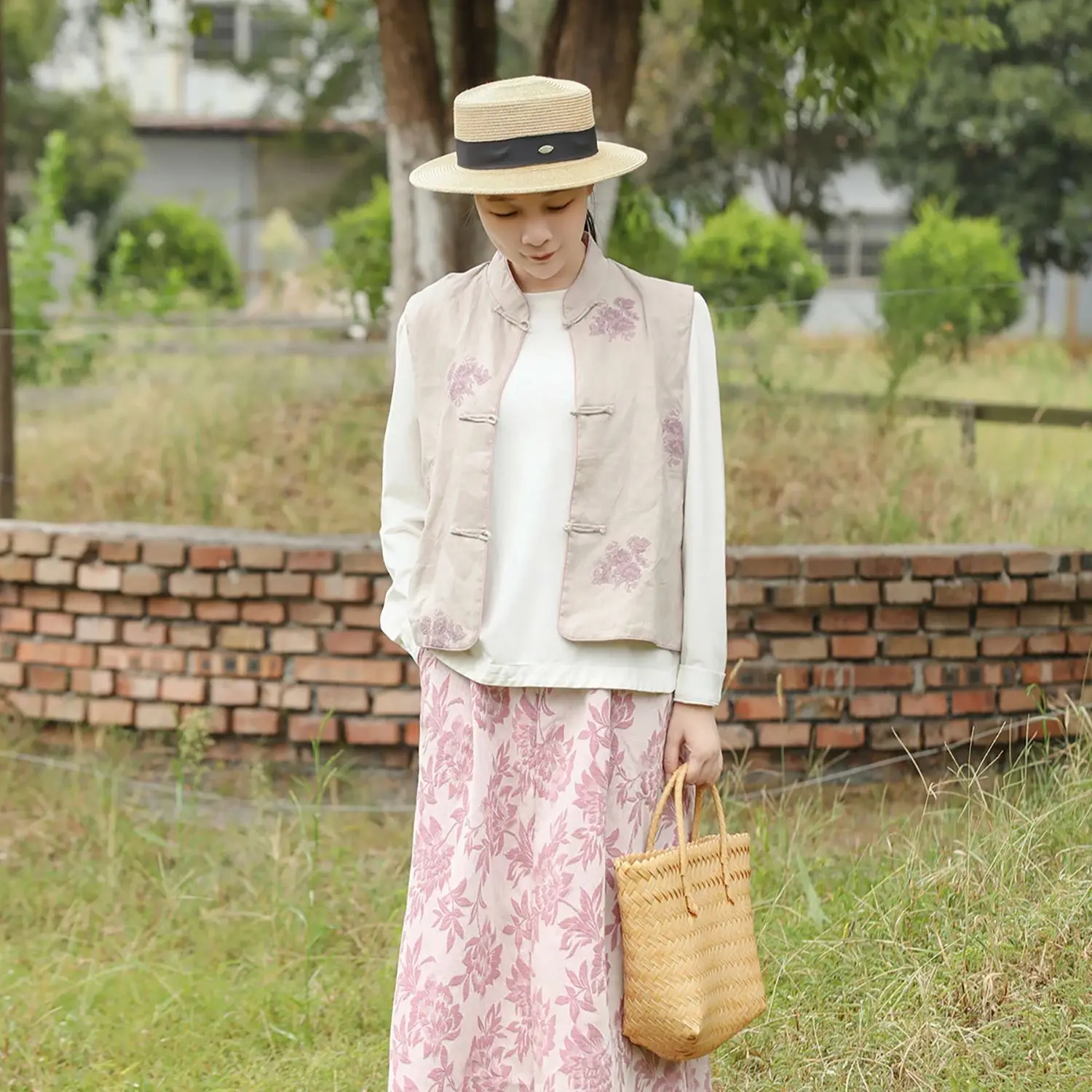 LZJN Autumn Linen Vest for Women, Elegant and Age-Defying, Versatile Embroidered Vest with Republic of China Era Style.