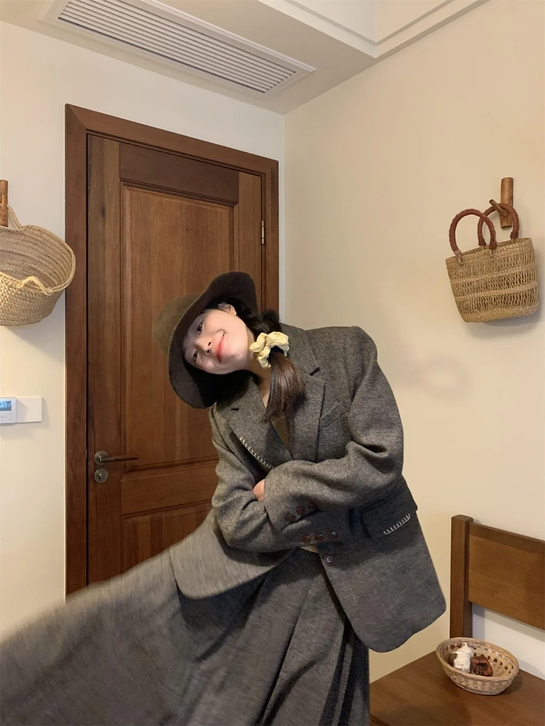 

Ретро-модный комплект: женский костюм весна 2026, новое шерстяное пальто с длинным рукавом и юбка с высокой талией, комплект из двух предметов, трендовый стиль для офиса