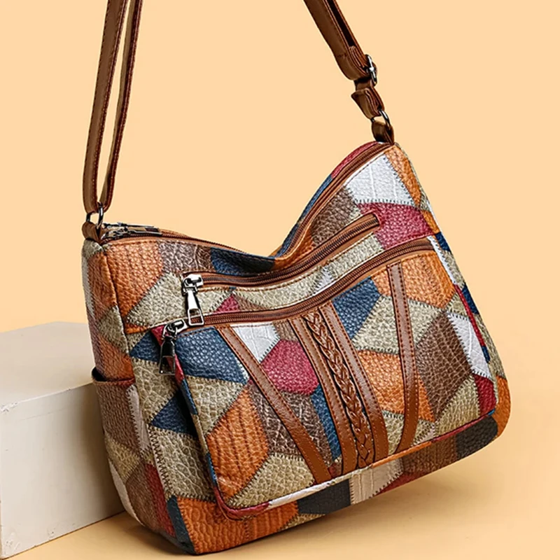 Neutraler Rucksack für Mütter mit Riemen-Design. Umhängetasche mit Patchwork-Muster. Verstellbarer Schultergurt. – Detail 6