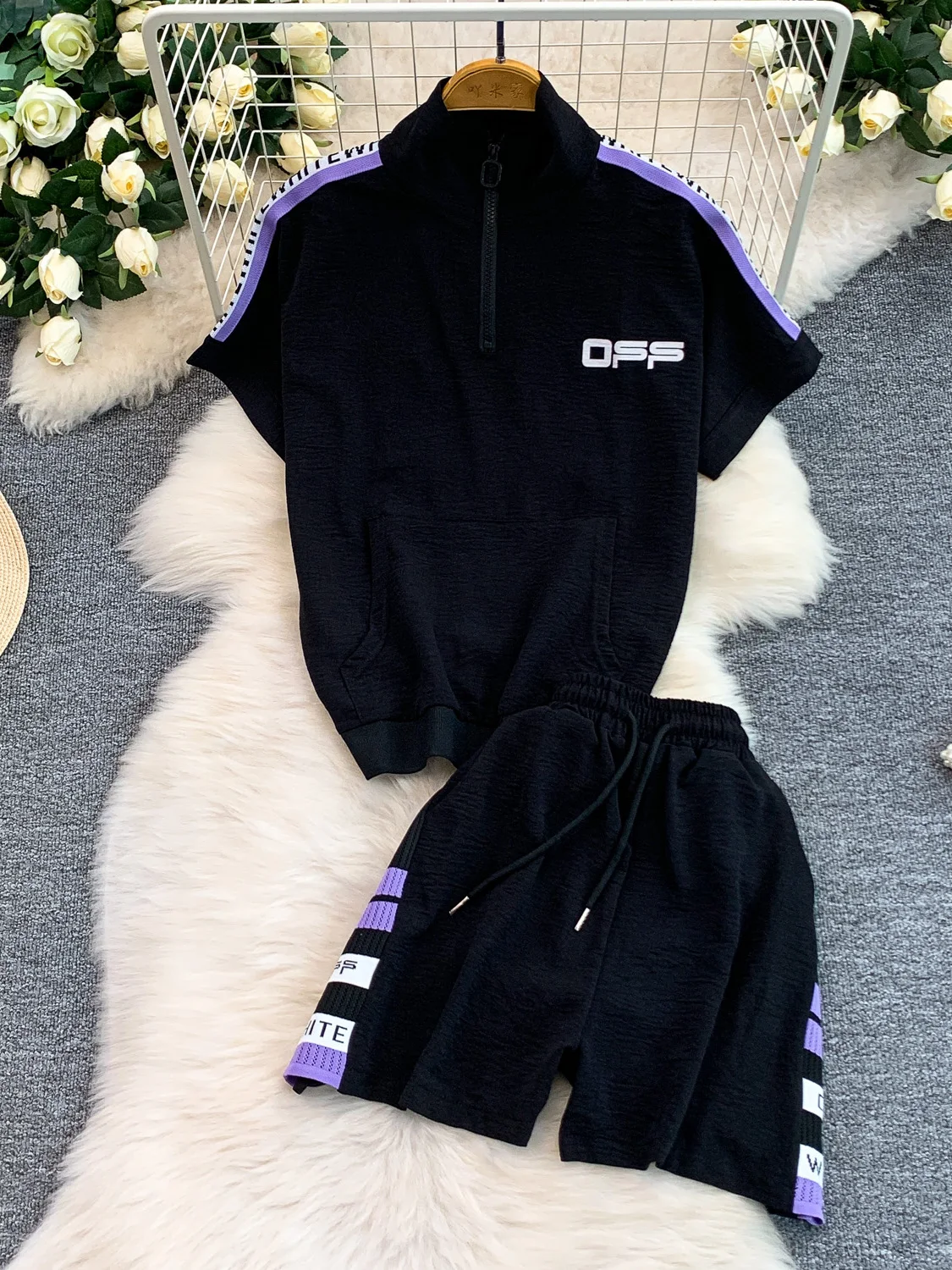 

Удобный дышащий женский спортивный костюм: топ с воротником-стойкой на молнии и шорты с буквенным принтом, повседневный комплект из двух предметов