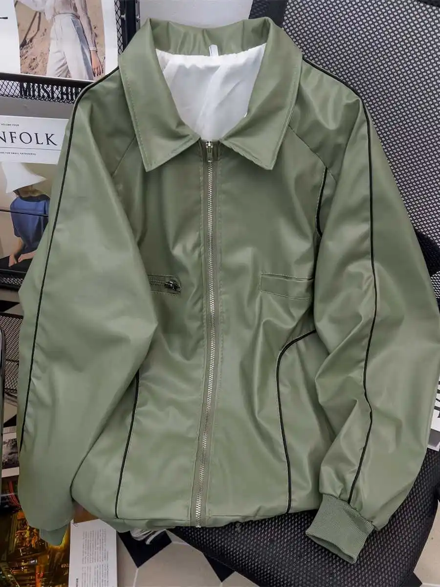 سترة نسائية من الجلد باللون الأبيض الفاتح معطف عتيق للدراجات النارية من البولي يوريثان سترة موستانج كبيرة الحجم ملابس خارجية 2000s ملابس خريف وشتاء