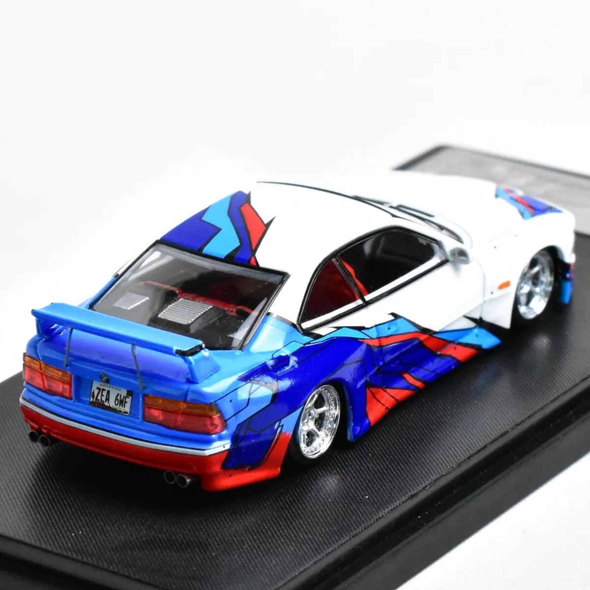 

Модель автомобиля RM 1:64 Souvenir 850CSi E31 из литого металла