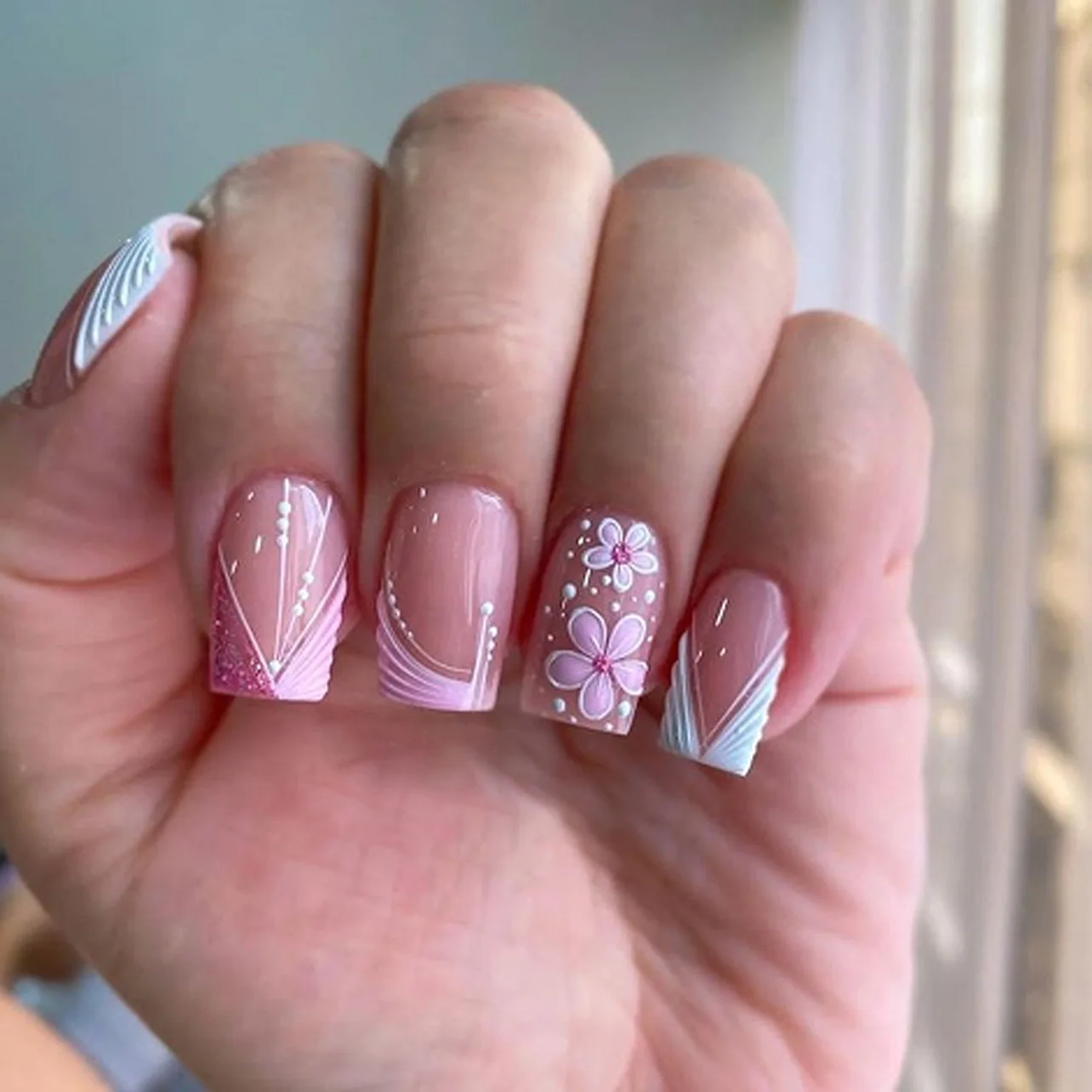 24 pçs cabeça quadrada de comprimento médio unhas falsas francesas imprensa em flor pó brilhante cobertura completa ponta do prego linha simples wearable unhas falsas