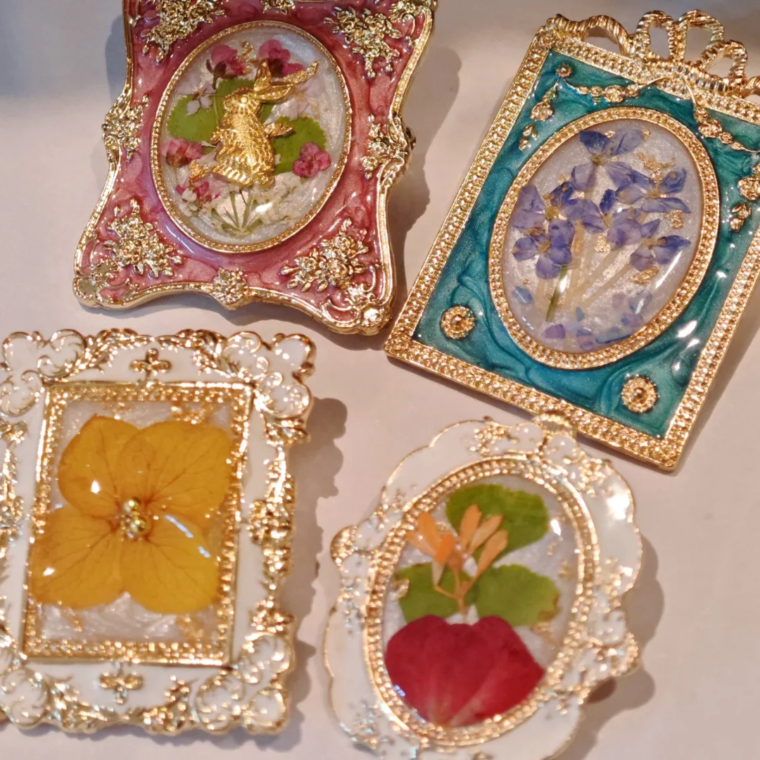 3322 Wholesale Retro Style Enamel Brooch Resin Plant Flower Specimen Pin Clothing Accessories Creative Christmas Birthday Gift