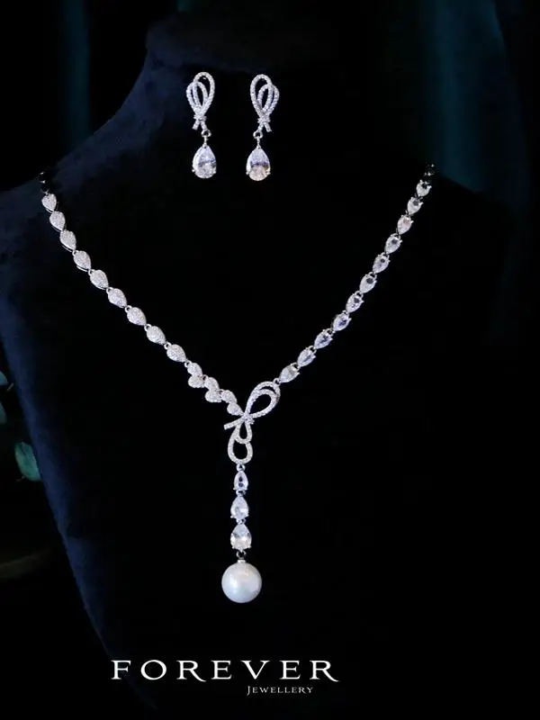 conjunto-de-joyeria-para-vestido-de-novia-con-escote-profundo-en-v-collar-largo-en-forma-de-y-y-pendientes-brillantes-de-circonio-para-una-hermosa-novia