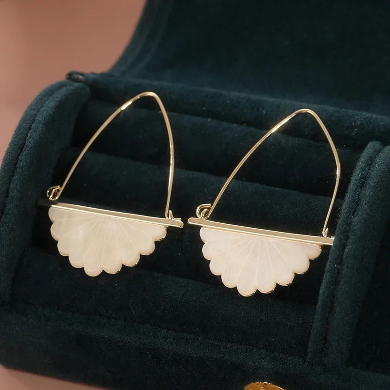 أقراط أوراق شجر بيضاء مبتكرة ورائعة على شكل مروحة، مجوهرات عصرية للعرائس، هدايا مثالية لحفلات العطلات