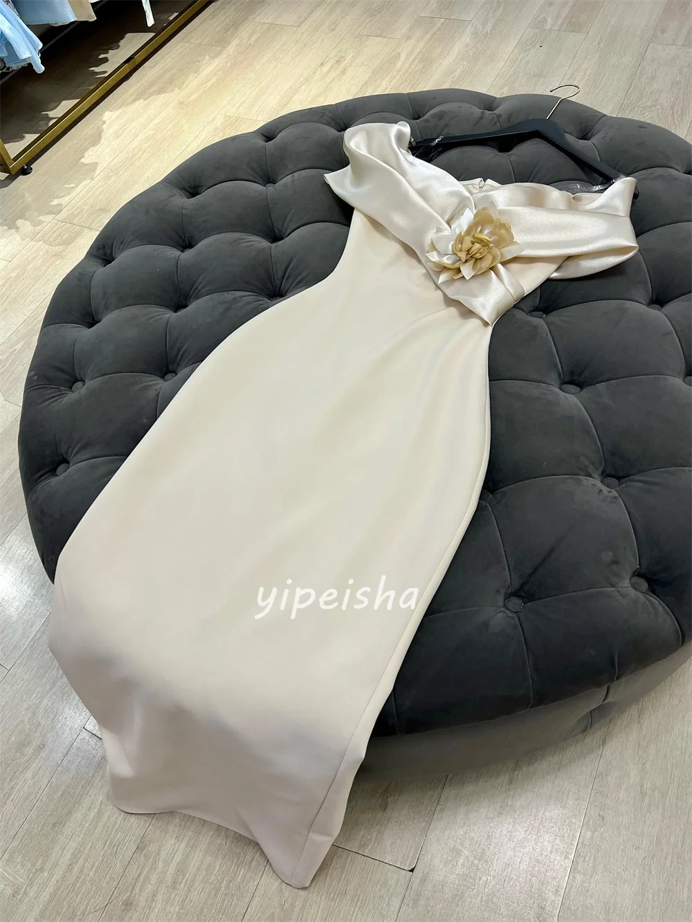 ชุดเดรสยาวปิดไหล่ทรงตรงสไตล์โมเดิร์นที่กำหนดเองหรูหราแฮนด์เมดดอกไม้จีบชุดเดรสโอกาสพิเศษ