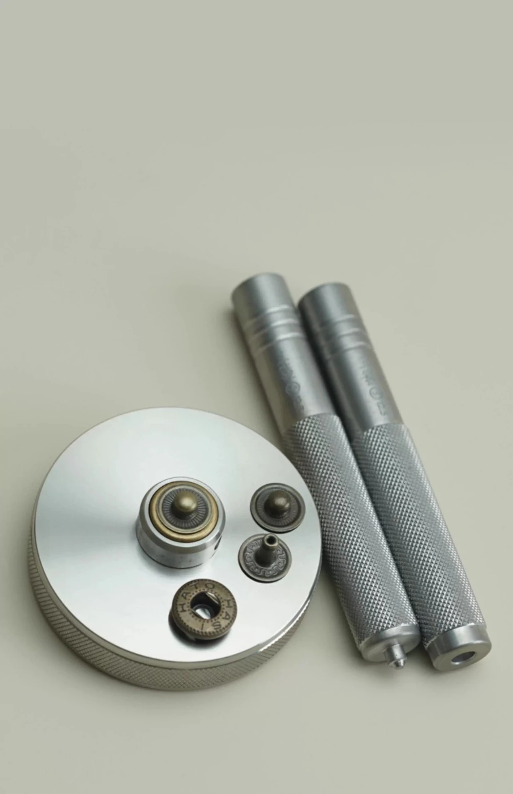 

Инструмент для установки пряжки «четыре в одном», поворотное универсальное основание из нержавеющей стали 303, универсальный стол