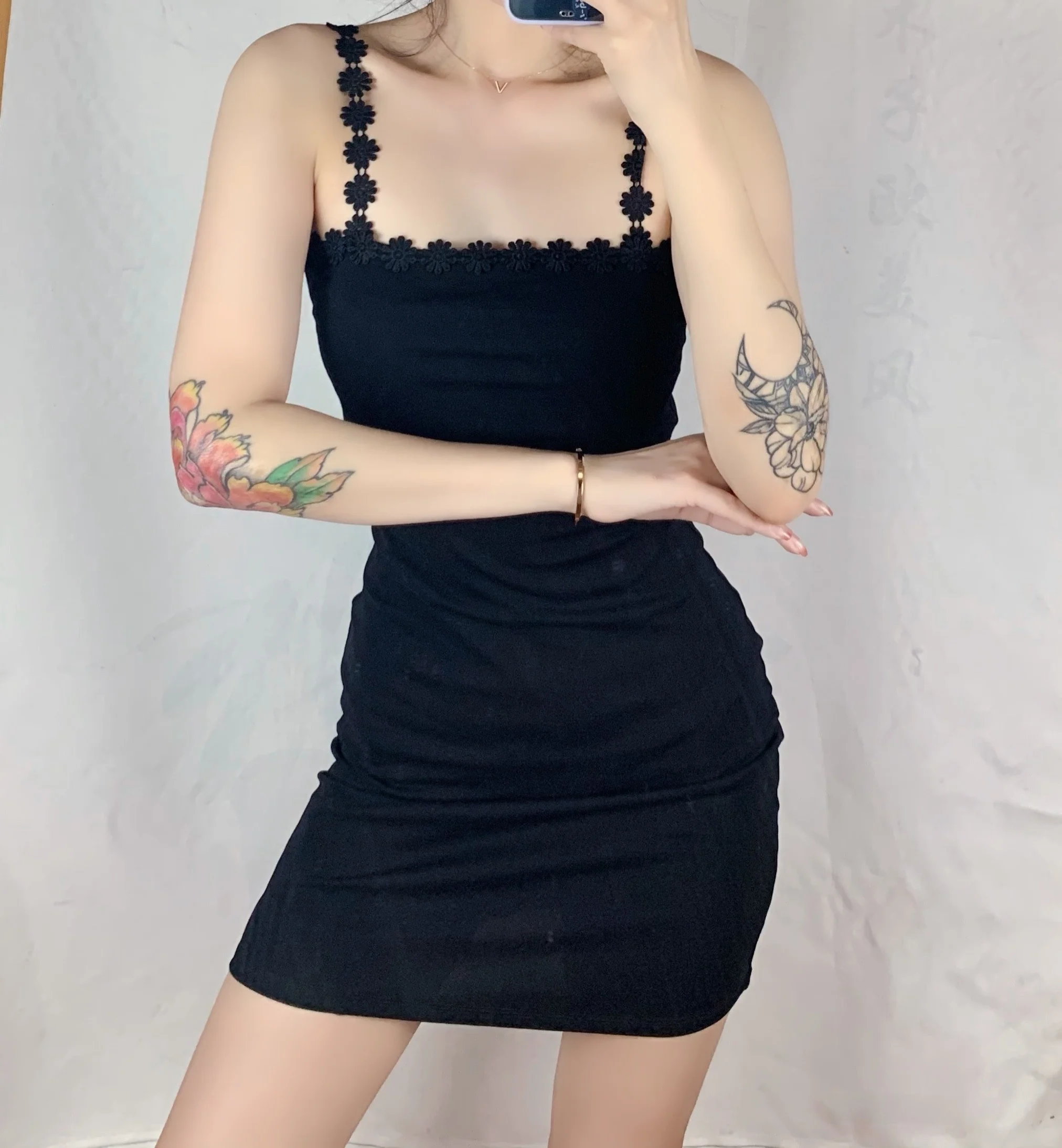 Faionable Low Cut Daisy Chain Trimmed Strapl Bodycon  Dr Street Sle High Waist ort Skirt H pe Silhouette