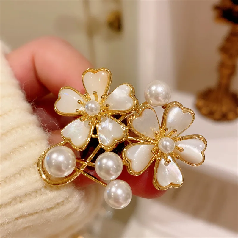 Brooches For Women White Shell Five Petals Created Pearl Cape Suit Dress Exquisite Jewelry Accessories Wedding Birthday Gift