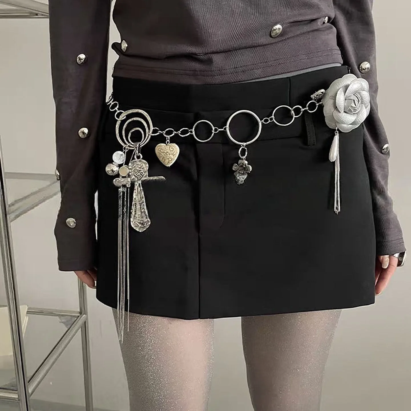 女性ヴィンテージゴシックウエストチェーンシルバーメタルベルトクロスフラワータッセル付きドレスパーティーボヘミアンコスプレアクセサリー