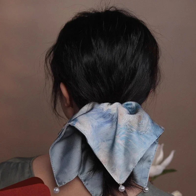Head tied, large intestine hair band, ponytail, square towel, blue satin hair accessories.