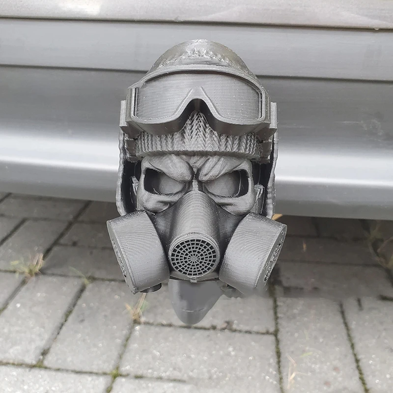 Osłona zaczepu przyczepy z stalową hełmą i maską gazową, drukowana w 3D, zapobiega rdzewieniu rury odbiorczej.