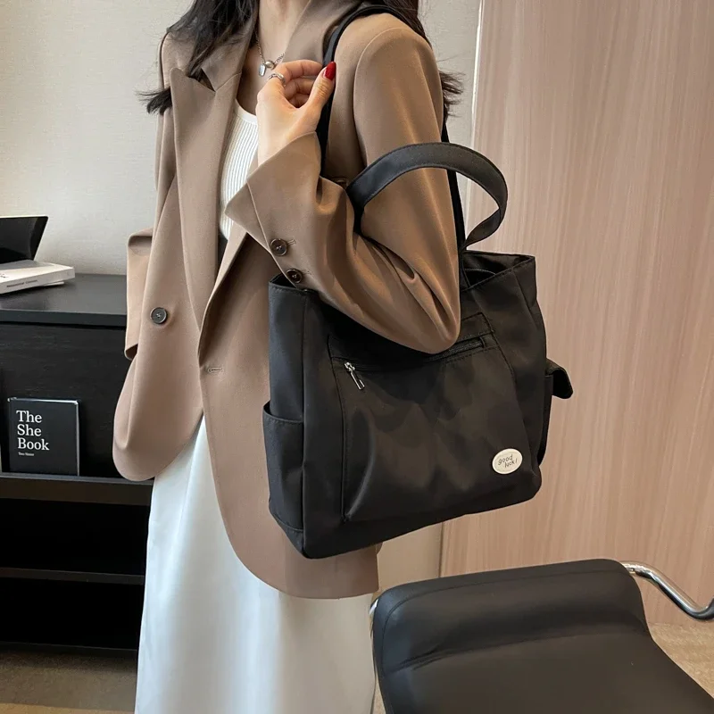 Casual Tote กระเป๋าสะพายผ้าใบ 2024 Casual Light กระชับขนาดใหญ่ Tote กระเป๋า Back To School Trend กระเป๋าถือสไตล์อเนกประสงค์