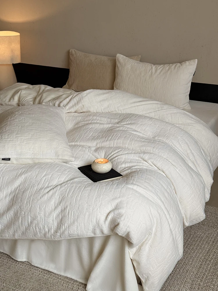 Simple Style Winter High Gramage Milk Velvet Four-Piece Bedding Set Striped Carved Flower Warm Velvet Quilt Cover 18m Bedding
