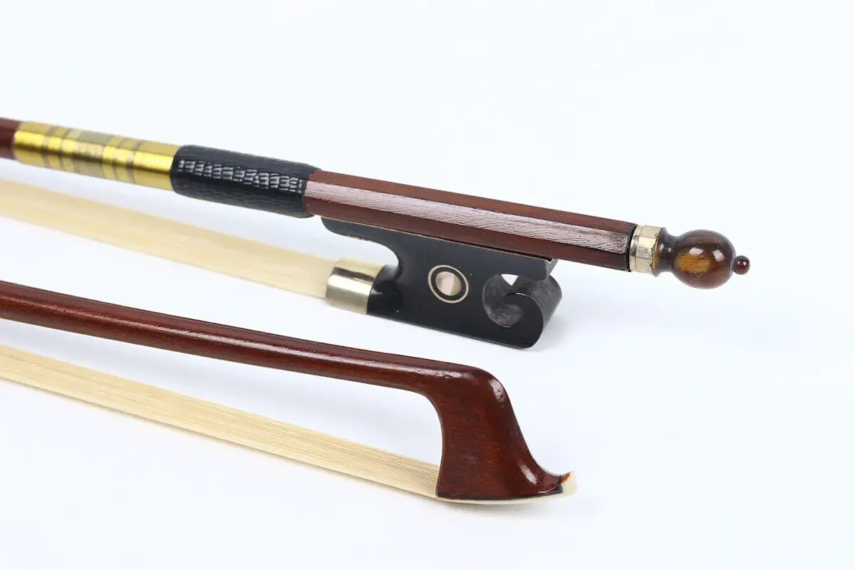 4/4 Violinbogen in voller Größe, goldene schwarze Seide, Brasilholz, Pferdehaar, Schneckenschwanz, Ochsenhorn, Frosch, gutes Gleichgewicht, professionell