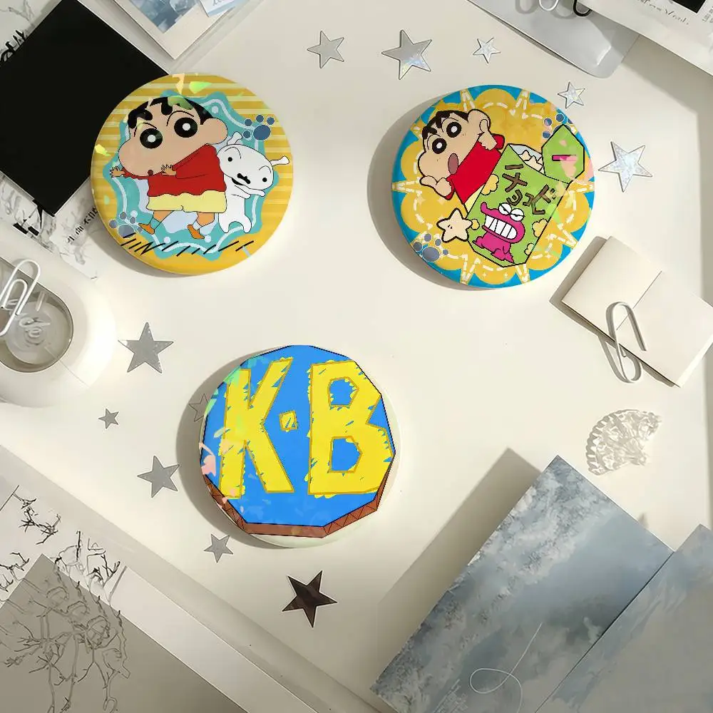 Anime Crayon Shin-chan Laser-Abzeichen Kreative Anstecknadeln Brosche für Taschen Kleidung Hüte Deko Geschenke für Fans Sammlerstücke