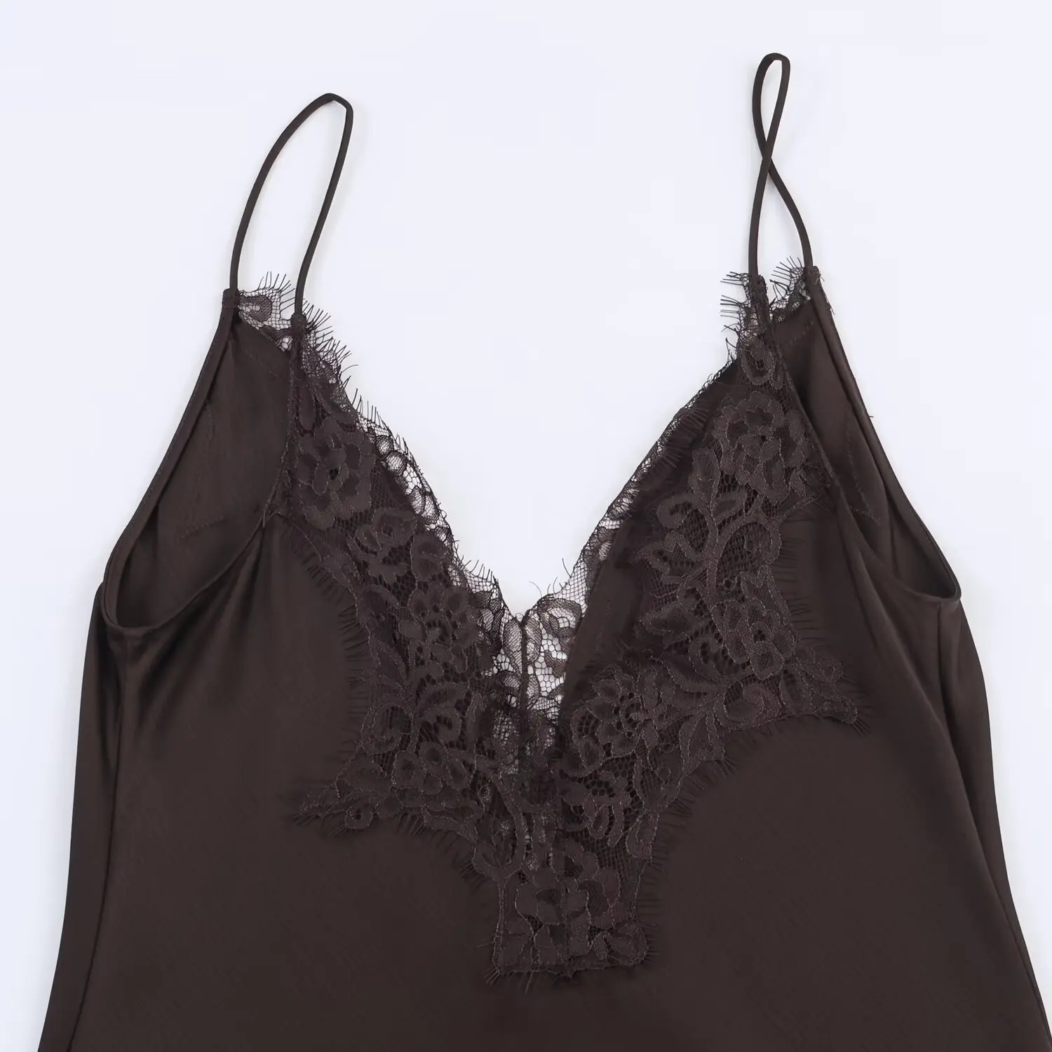 KONDALA فستان كامي نسائي أنيق طويل غير متماثل من الدانتيل موضة 2025 فستان طويل للحفلات المسائية للنوادي بدون أكمام فساتين عصرية