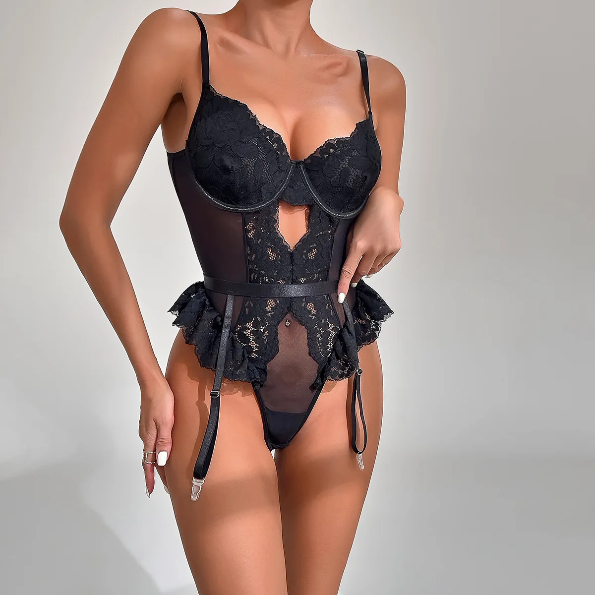 

Роскошный комплект нижнего белья из сетки с вышивкой, кружевом и стразами: бюстгальтер, трусики, пояс для чулок, 4 предмета, чувственное прозрачное белье, модель 1518