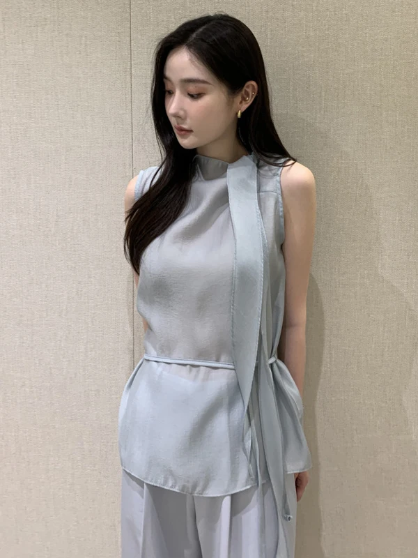 Damska letnia bluzka z wysokim kołnierzem, cienka, z paskiem, unikalna, z wygodnego, lekkiego materiału, idealna do pracy.