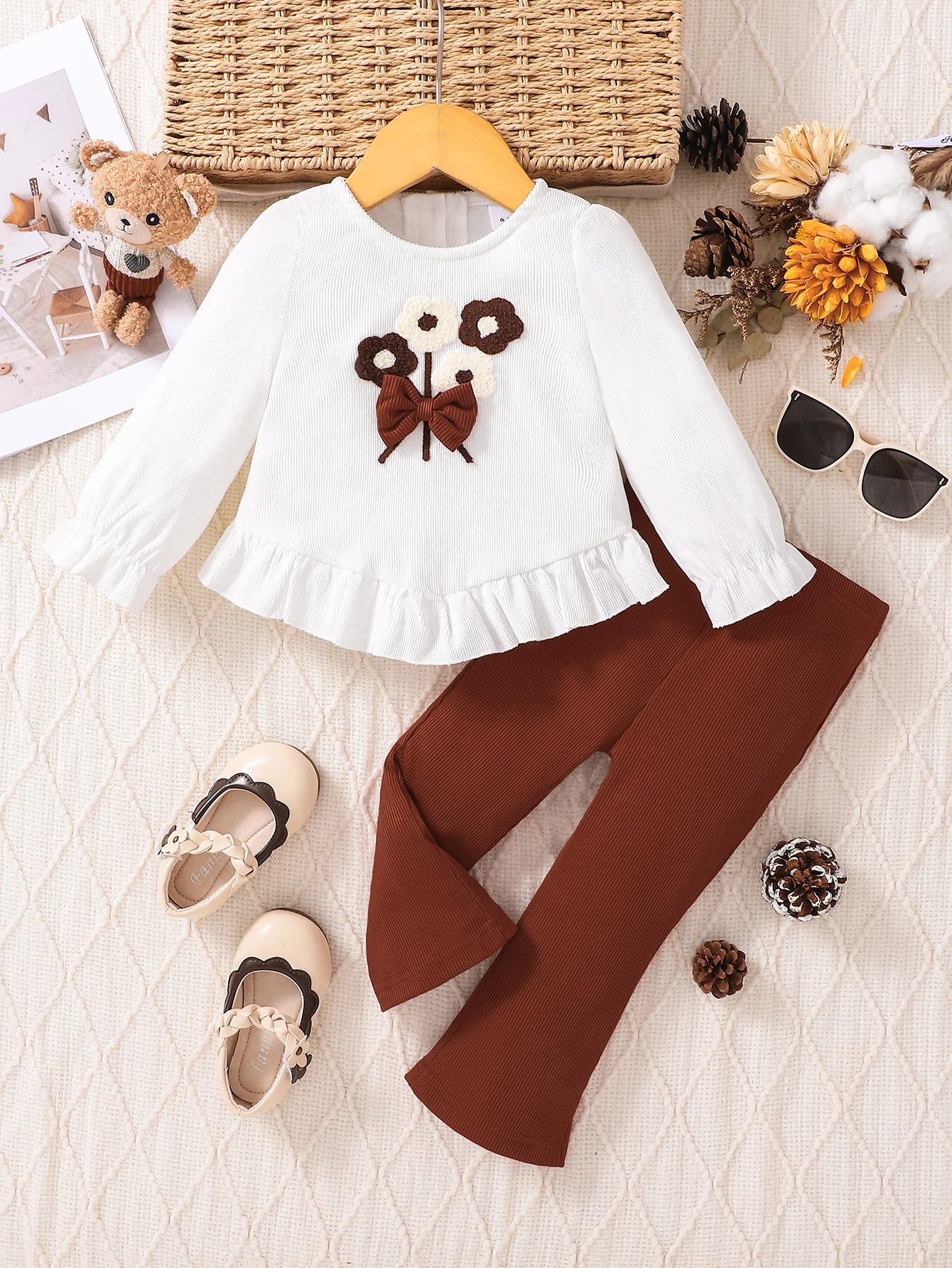 Zweiteiliges Set für Mädchen, Frühling und Herbst, lässig, bestickte Blumen- und Schmetterlingssaum-Oberteil mit Mikro-Schlaghose für Babys