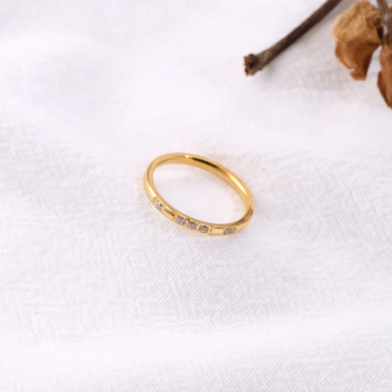 1 piece stainless steel 18k gold-plated square grid segmented diamond imitation ring. Simple, light luxury, versatile ring. Minimalist style for women, suitable for commuting, casual wear, and layering