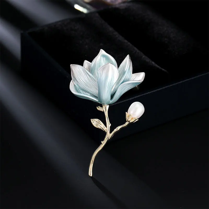 Chinese Style Elegant Magnolia Flower Brooch For Women Faux Pearl Decor Hanfu Matching Luxury Wedding Party Daily Lapel Pin Fash