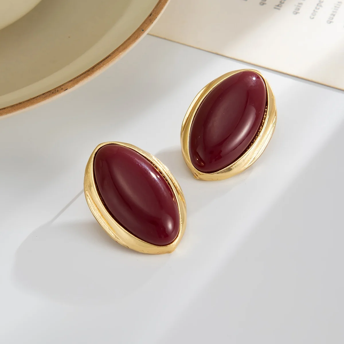 Vintage-Ohrstecker im französischen Stil mit ovaler Emaille für Damen, weinroter Harzrahmen, geometrisches Design, auffällige Ohrringe, modischer Party-Schmuck, Geschenkidee. – Detail 10
