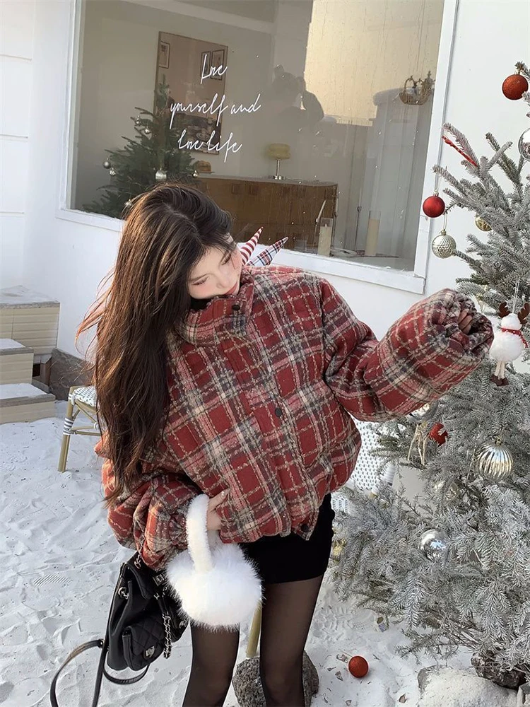 Parka Wanita Vintage Motif Kotak-kotak Musim Dingin Tebal Hangat Resleting Kerah Tegak Kasual Mantel Mengembang Longgar Saku Tali Serut Pakaian Luar Wanita Baru