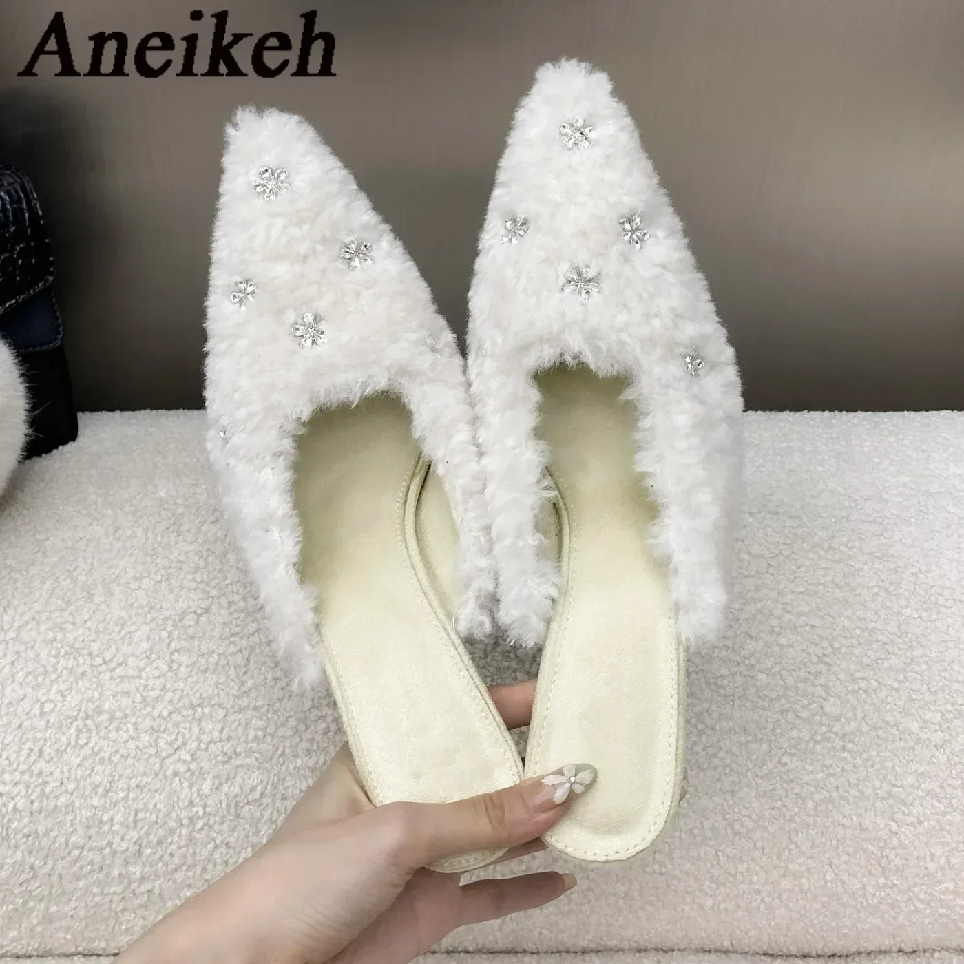 Aneikeh Flauschige Hausschuhe Frauen Winter Mode Dünne Fersen Kopf Maultiere Blume Strass Party Spitz Pumpen Schuh Süße Slip-On