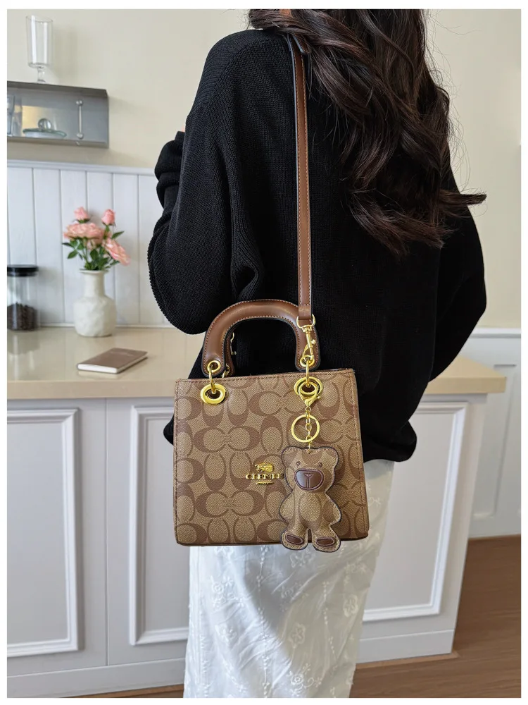 Luxuriöse Damenhandtasche im Vintage-Stil mit klassischem Monogramm, modische Designer-Tragetasche mit Bären-Anhänger für den Alltag und Verabredungen – Detail 8
