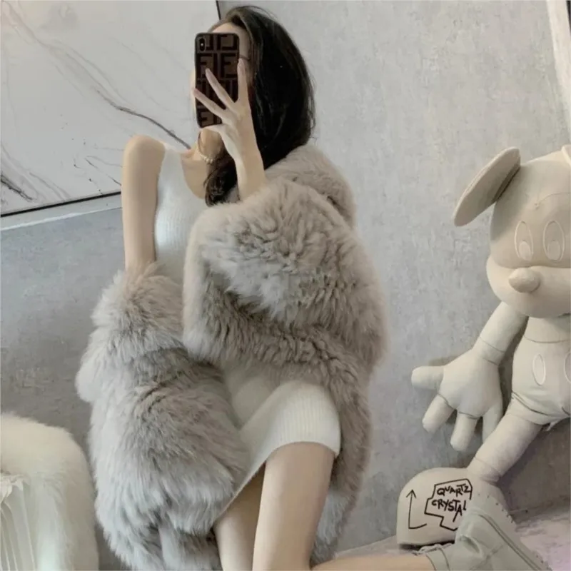 Un nuovo cappotto di pelliccia con cappuccio in misto stile rilassato di peluche e lungo