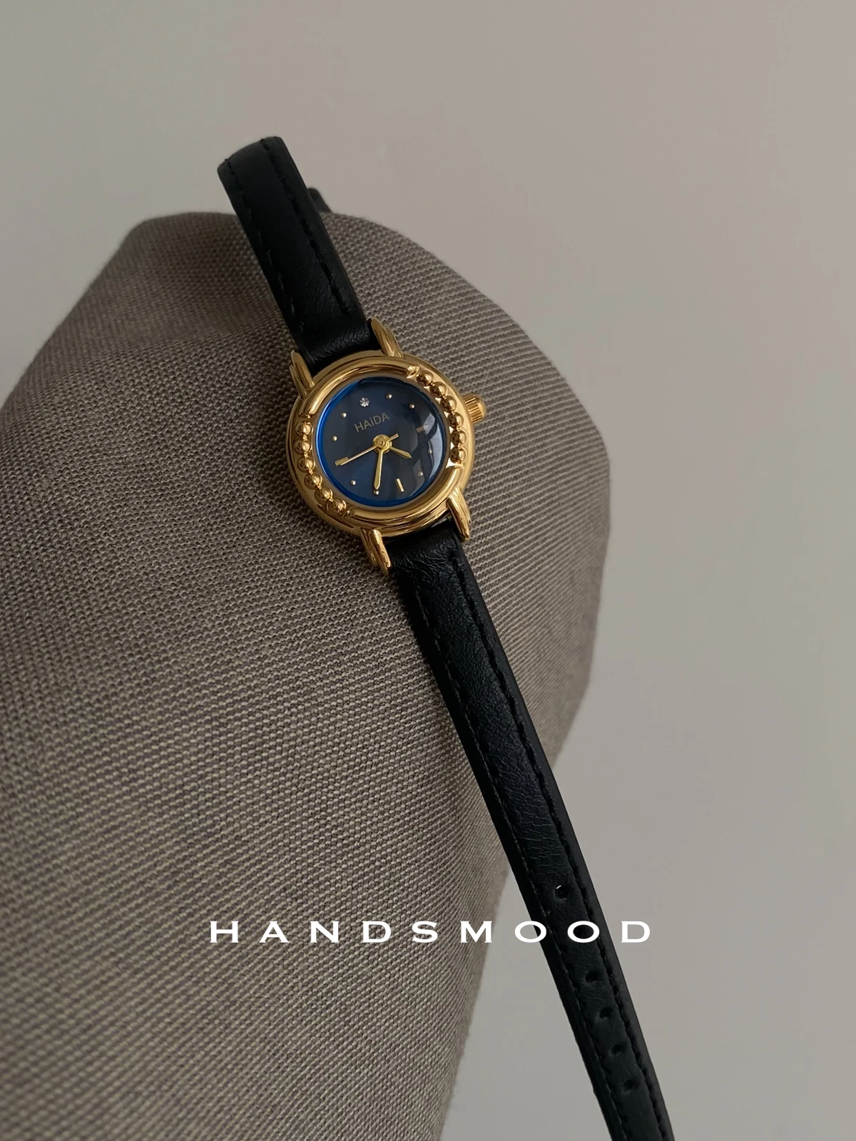 

Ladies' quartz leather watch in sapphire blue, luxurious, stylish, exquisite, and sophisticated – a perfect gift for women.