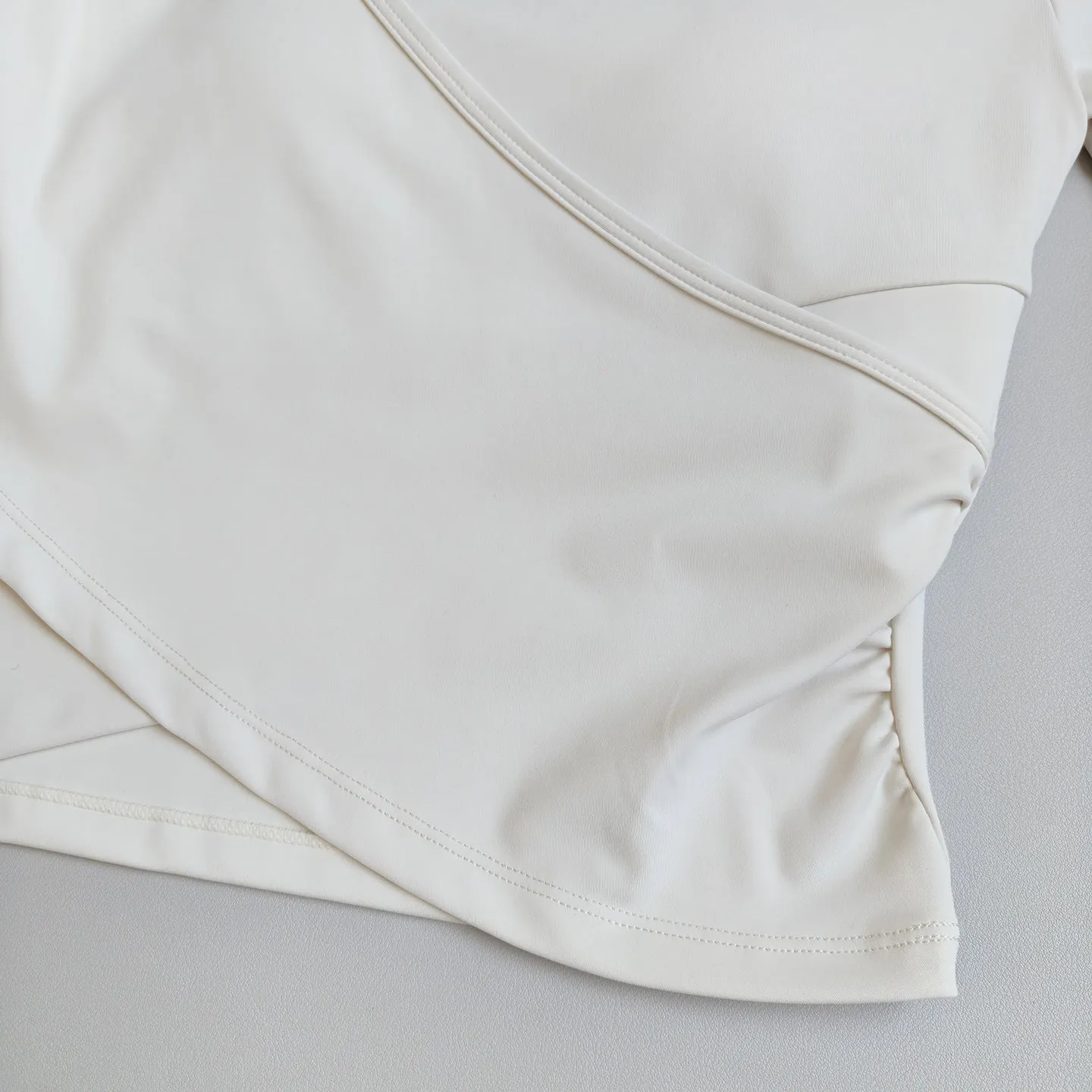 Kurzärmelige Yoga-Kleidung für Damen mit Brustpolster, atmungsaktiv, schnelltrocknend, schlankmachend, für Laufen, Pilates, Fitness, Kurzarm-Oberteile – Detail 7
