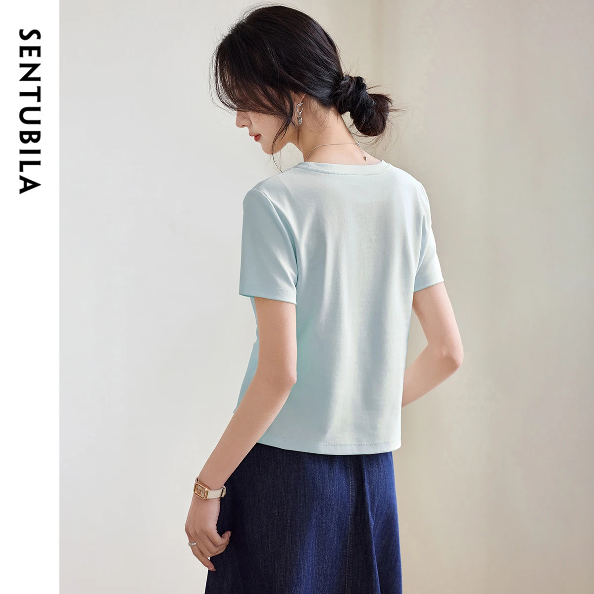 SENTUBILA ผู้หญิง 2025 ฤดูร้อนเสื้อยืด 100% Cotton Casual แขนสั้นอินเทรนด์ Kink Design TEE ไม่สม่ําเสมอ Hem เสื้อผ้า 152T80136
